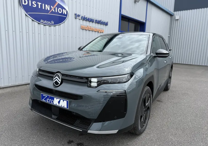 Vue 3/4 avant d’un Citroën C5 Aircross vert Astoria avec toit noir, calandre moderne et jantes noires.