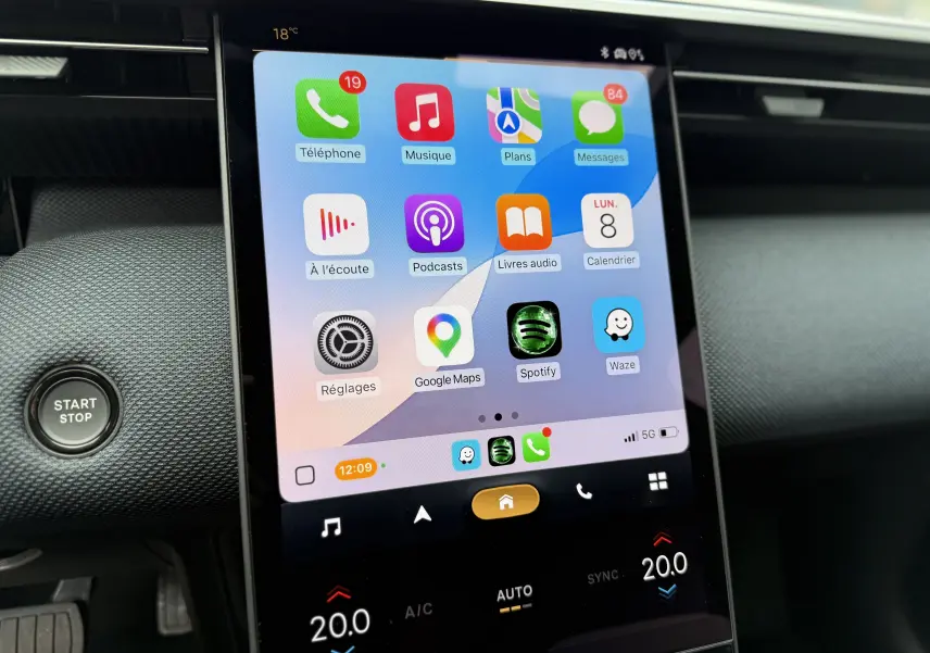 Vue rapprochée de l’écran tactile central du Citroën C5 Aircross hybride 2026 avec interface smartphone affichée.