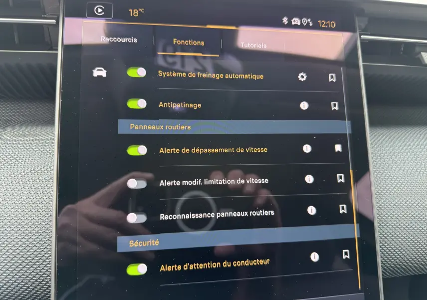 Écran tactile intérieur du Citroën C5 Aircross II Hybrid 2026 affichant les réglages d’aides à la conduite.