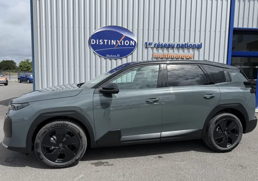 Profil droit du Citroën C5 Aircross 2026 vert Astoria avec toit noir et jantes noires distinctives.