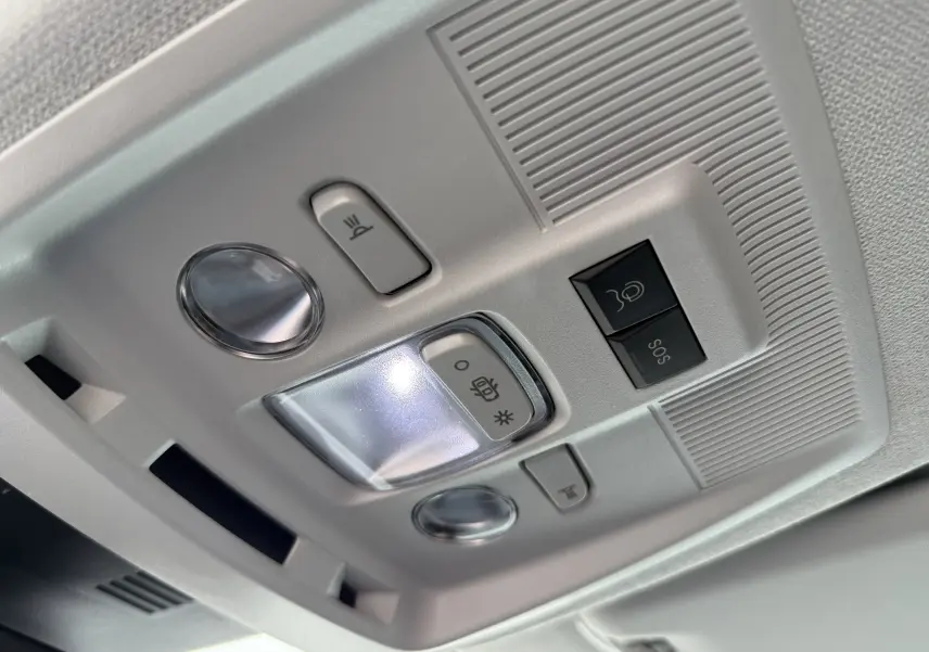 Plafonnier intérieur avec éclairage LED et boutons SOS et assistance du Citroën C5 Aircross hybride 2026.