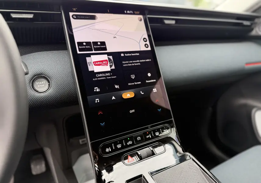 Vue rapprochée de la console centrale tactile du Citroën C5 Aircross II Hybrid 2026 avec bouton Start/Stop et finitions noires.