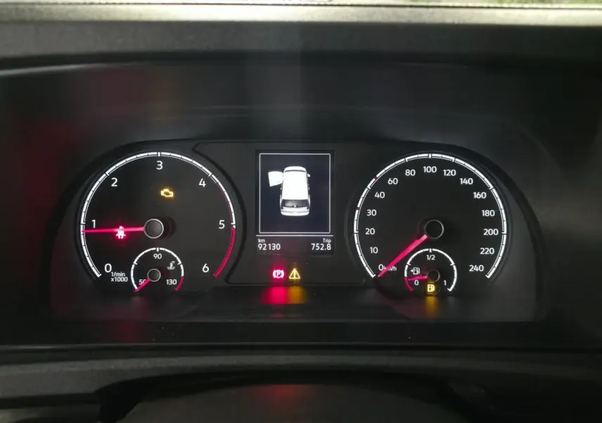 Vue rapprochée du combiné d'instruments du Volkswagen Caddy Cargo 2.0 TDI 2022, affichage numérique et compteurs analogiques.