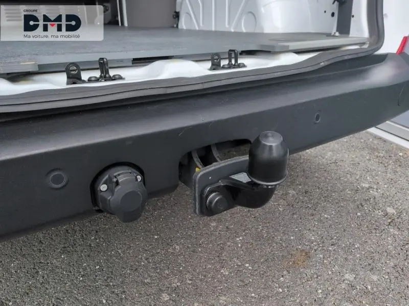Gros plan sur l'attelage et la prise électrique arrière du Ford Transit Custom Fourgon blanc Glacier 2024.