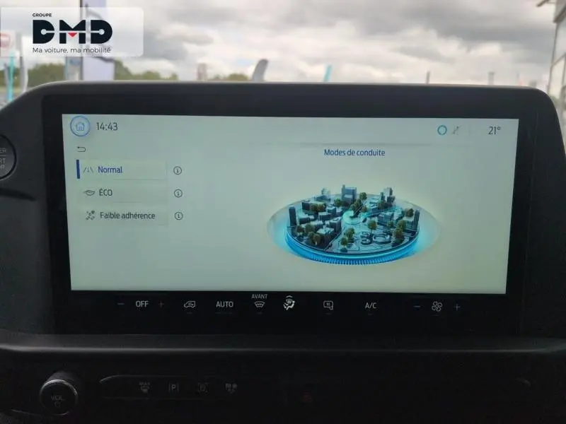 Écran tactile intérieur du Ford Transit Custom 2024 montrant les modes de conduite avec interface moderne et claire.