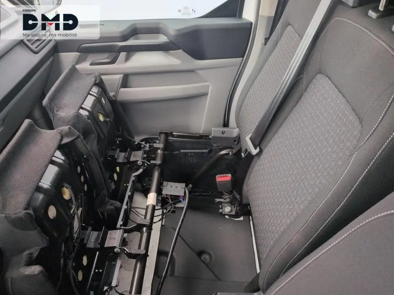 Vue intérieure côté droit du Ford Transit Custom 2024 montrant la banquette avant 2 places avec assise relevée et ceinture de sécurité.