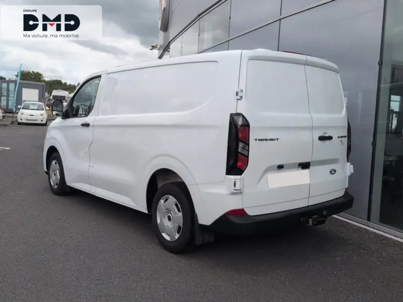 Vue 3/4 arrière droite du Ford Transit Custom blanc Glacier avec portes arrière fermées et jantes acier.