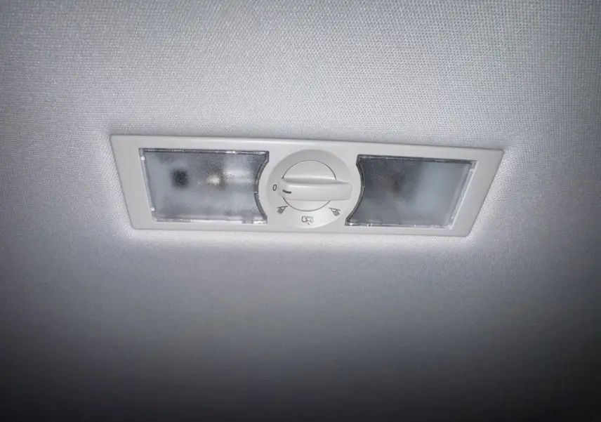 Plafonnier intérieur blanc avec interrupteur central, éclairage diffus dans un Skoda Karoq 2024 blanc.