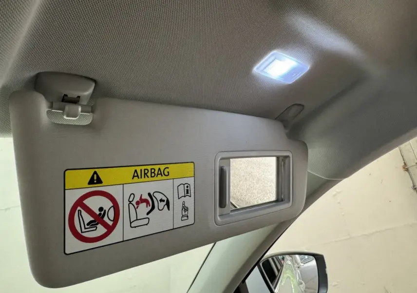 Détail du pare-soleil côté conducteur avec miroir éclairé dans un Skoda Karoq blanc 2024.