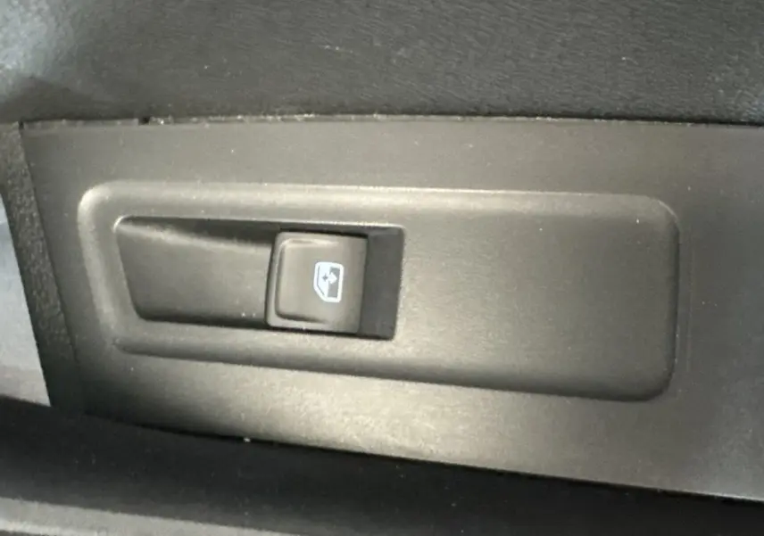 Bouton de commande électrique de lève-vitre côté intérieur d'une porte de Skoda Karoq blanc 2024.