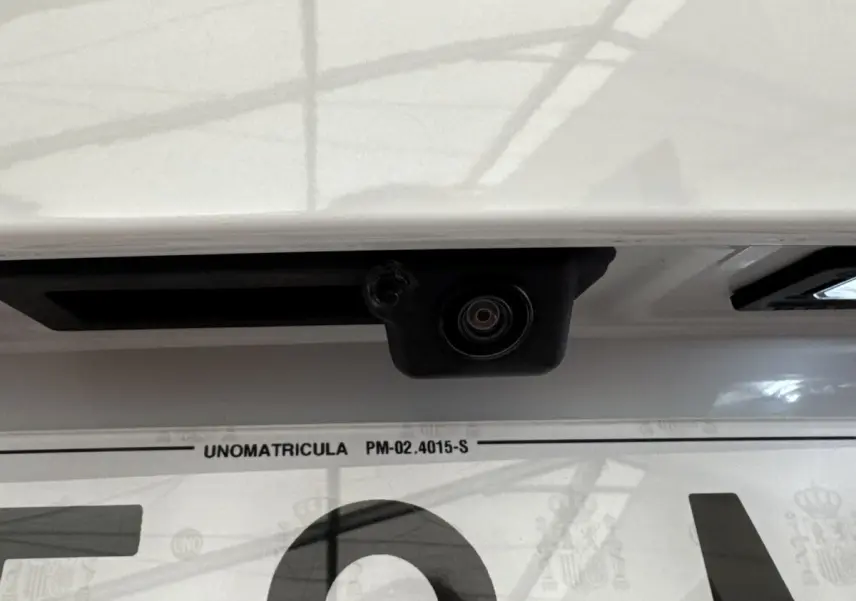 Gros plan sur la caméra de recul au-dessus de la plaque d’immatriculation d’un Skoda Karoq blanc.