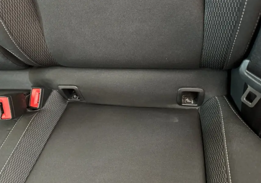 Gros plan sur la banquette arrière noire du Skoda Karoq 2024 avec fixations Isofix visibles.