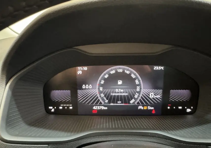 Affichage numérique du combiné d'instruments du Skoda Karoq 2.0 TDI, montrant vitesse, consommation et température.