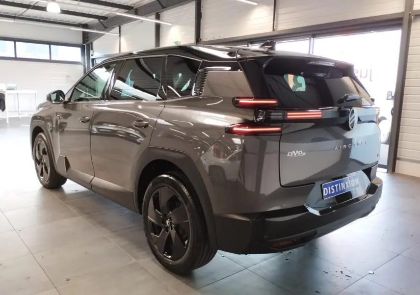 Vue 3/4 arrière droite du Citroën C5 Aircross gris platine avec feux arrière LED horizontaux et jantes noires.