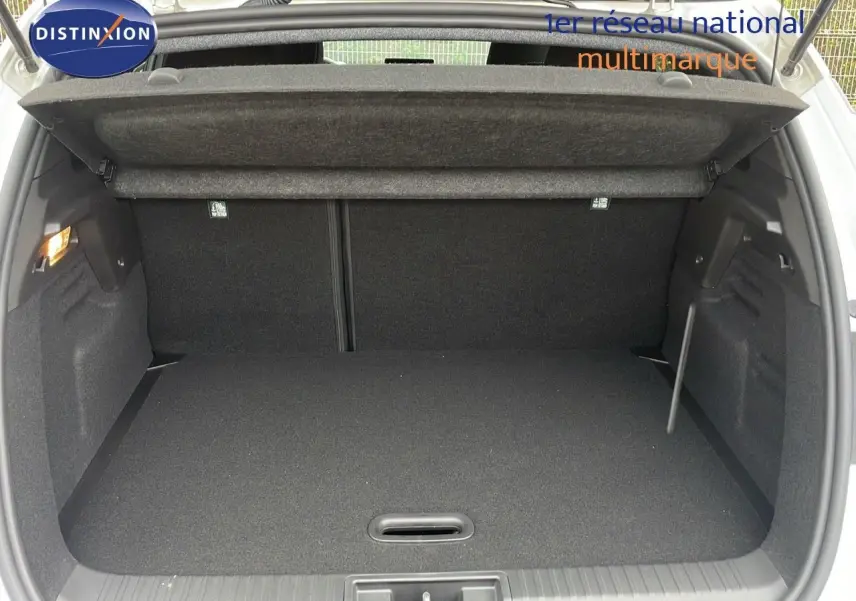 Coffre ouvert vu de l'arrière du Renault Captur blanc nacré avec toit beige, montrant un espace de chargement propre et spacieux.