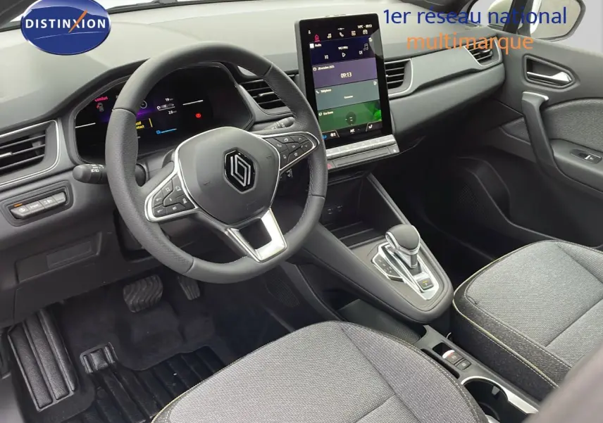 Vue intérieure côté conducteur du Renault Captur E-Tech hybride 2025, avec tableau de bord numérique et écran tactile vertical.