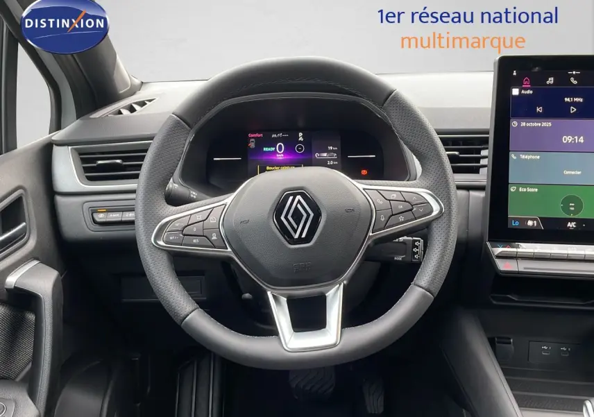 Vue intérieure centrée sur le volant Renault Captur E-Tech 2025 avec tableau de bord numérique et écran tactile.