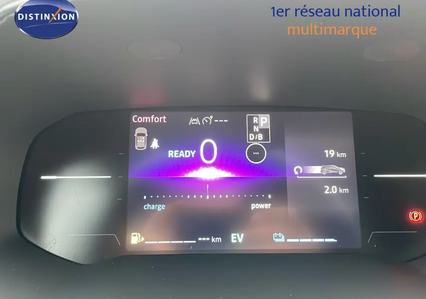 Tableau de bord numérique du Renault Captur E-Tech Hybrid 2025 affichant mode confort et indicateurs de charge et autonomie.