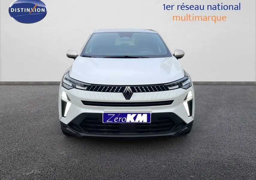 Vue frontale d'un Renault Captur E-Tech hybride blanc nacré avec toit beige, feux LED allumés sur fond neutre.