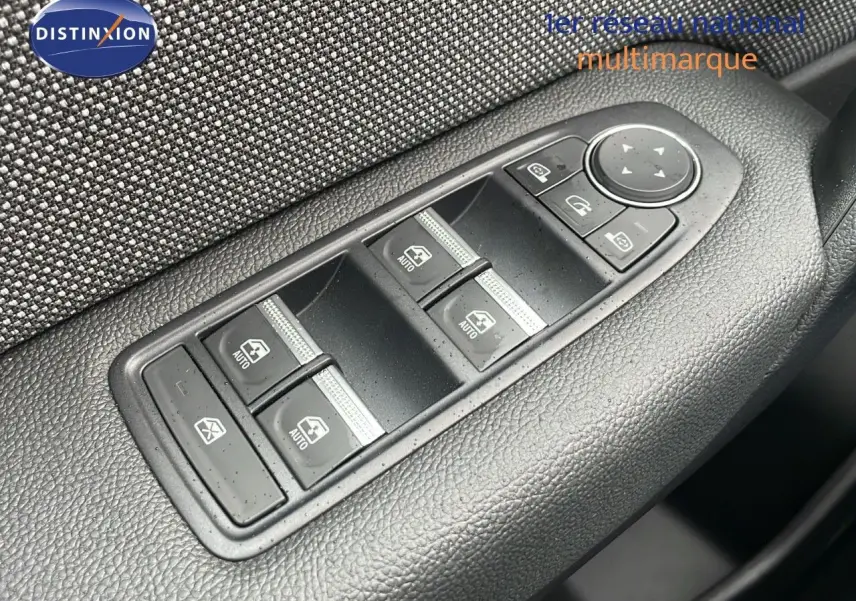 Gros plan sur les commandes de lève-vitres et rétroviseurs côté conducteur du Renault Captur blanc nacré 2025.