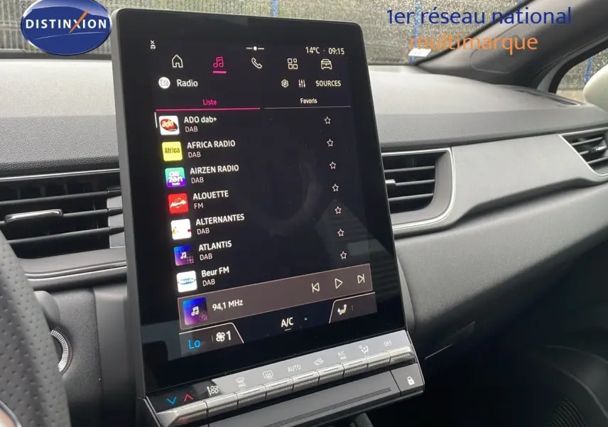 Vue intérieure du tableau de bord du Renault Captur E-Tech Hybrid 2025 avec écran tactile central affichant les radios DAB.