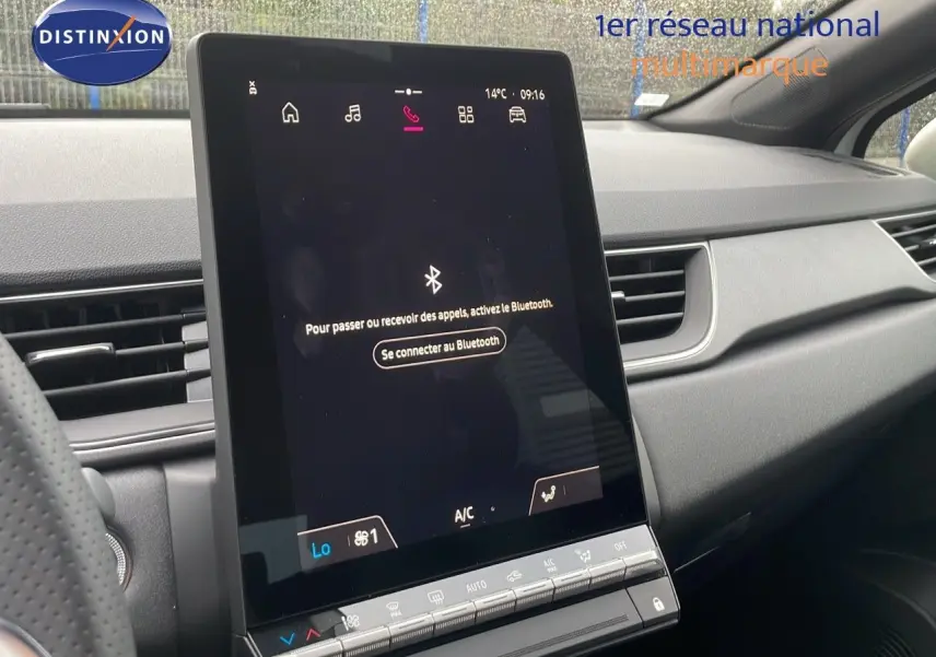 Intérieur du Renault Captur E-Tech 2025, vue centrale sur grand écran tactile vertical avec tableau de bord gris.