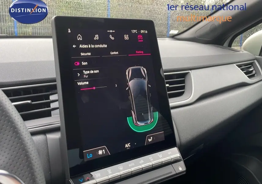 Vue intérieure du tableau de bord du Renault Captur blanc nacré, mettant en valeur l'écran tactile central vertical.