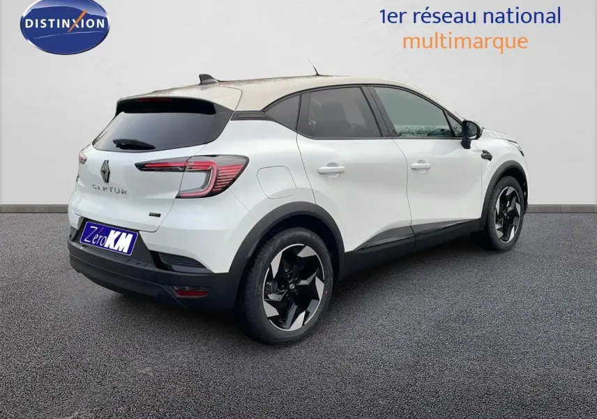Renault Captur E-Tech hybride blanc nacré avec toit beige, vue 3/4 arrière côté droit sur fond neutre.
