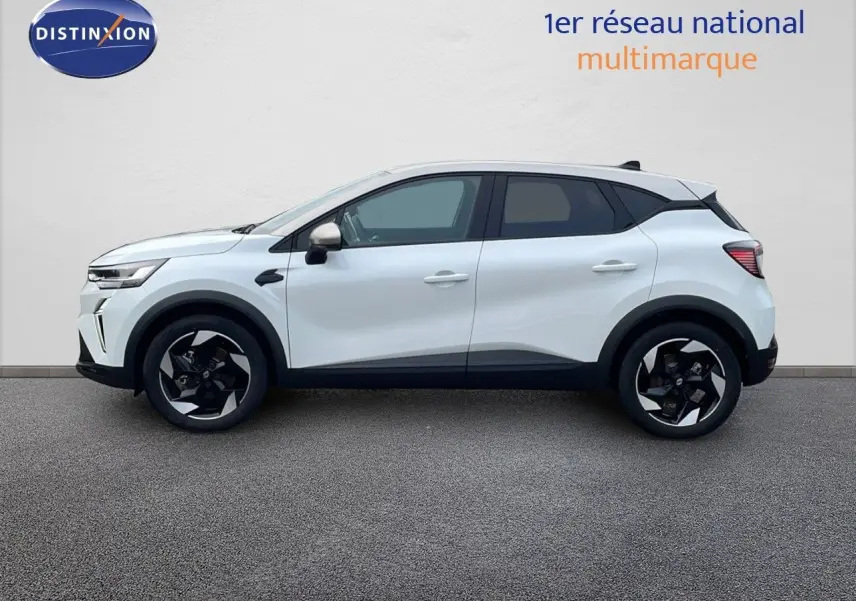 Profil côté gauche du Renault Captur blanc nacré avec toit beige, roues noires et détails modernes 2025.