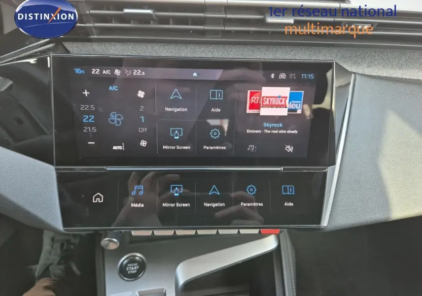 Écran tactile central de la Peugeot 308 2023, vue intérieure du tableau de bord avec interface multimédia affichée.
