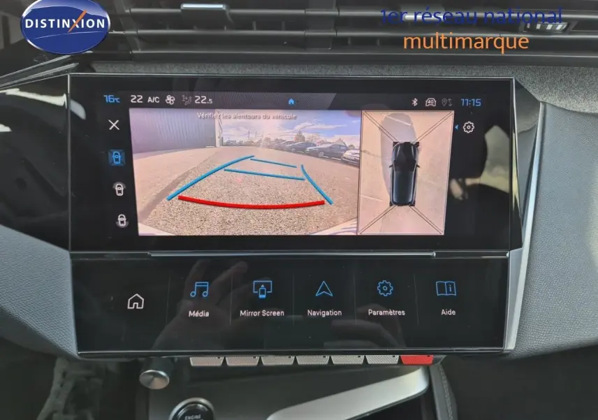 Écran tactile intérieur affichant la caméra de recul et la vue 360° de la Peugeot 308 2023, version Vert Olivine.