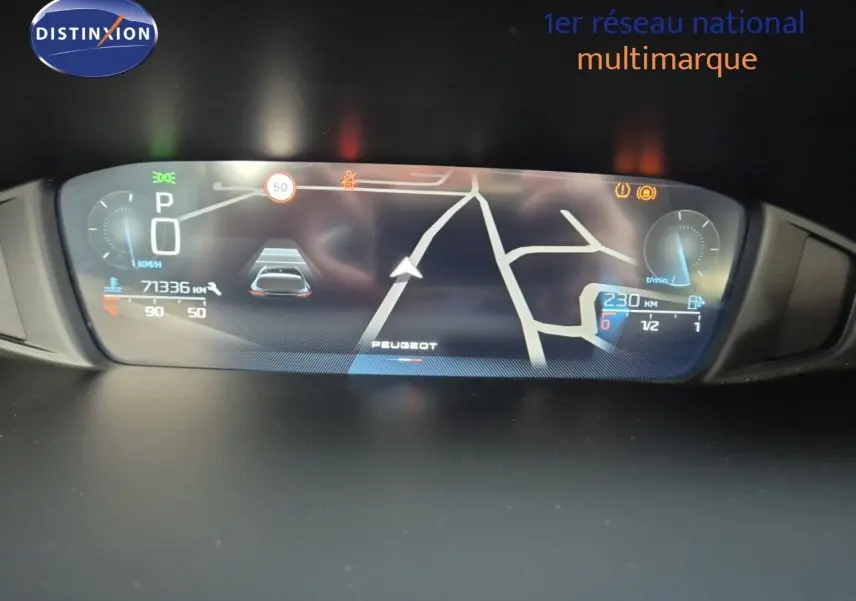 Affichage numérique du tableau de bord de la Peugeot 308 2023, montrant la navigation et les indicateurs de conduite.