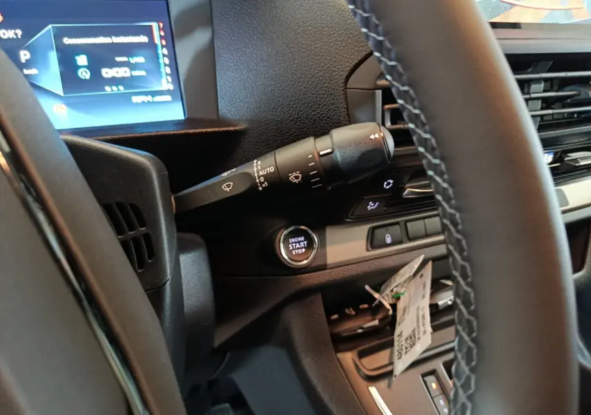 Vue intérieure rapprochée du volant et du tableau de bord du Citroën Jumpy XL noir, avec bouton start/stop visible.