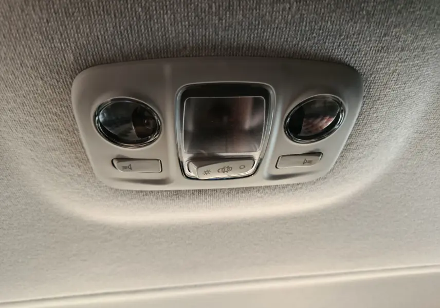 Plafonnier intérieur avec deux lampes de lecture et commandes d’éclairage du Citroën Jumpy XL noir 2025.
