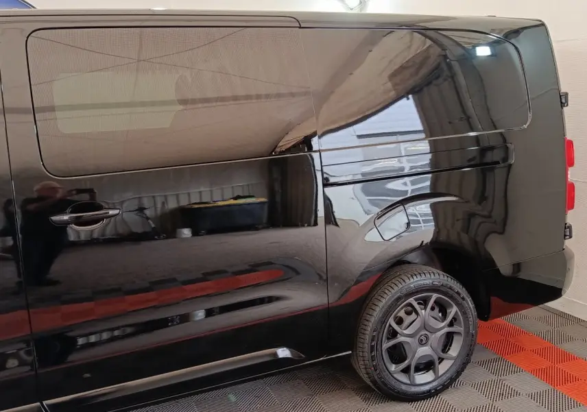 Vue latérale droite du Citroën Jumpy XL noir avec vitre teintée et jante alliage distinctive.