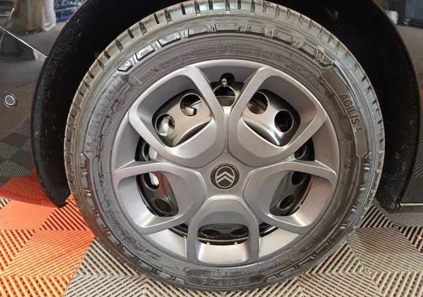 Gros plan sur la roue arrière gauche noire du Citroën Jumpy XL 2025, montrant le pneu et l'aile du véhicule.