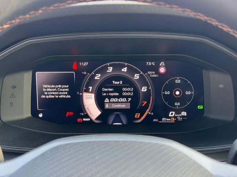 Tableau de bord numérique de la SEAT LEON 1.5 eTSI Hybrid 2025 affichant compte-tours, vitesse et alertes au centre.