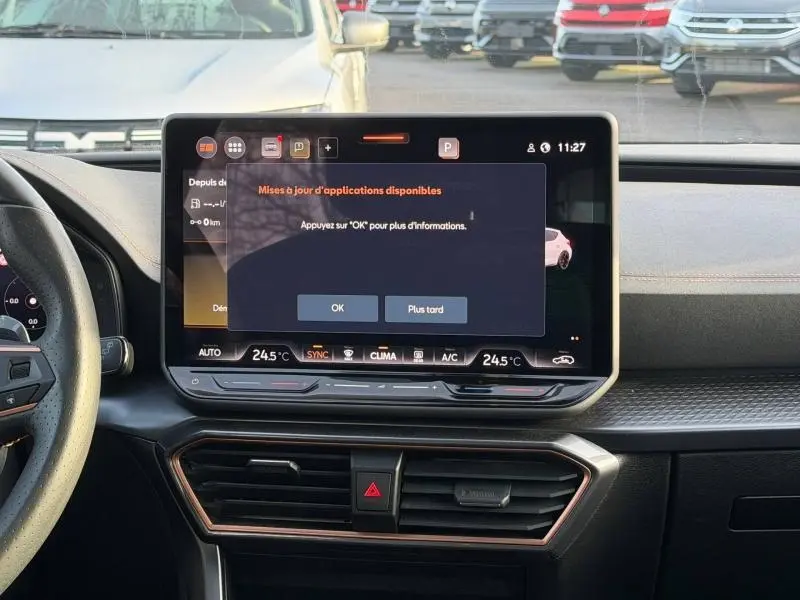 Vue intérieure du tableau de bord de la SEAT Leon 2025 avec écran tactile central affichant une mise à jour d’applications.