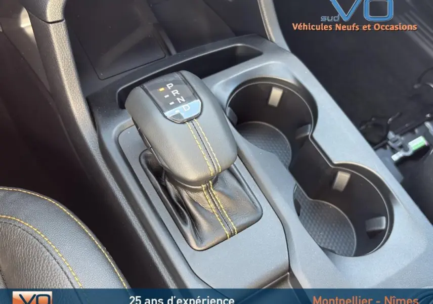 Gros plan sur la commande de boîte automatique et les porte-gobelets du Ford Ranger noir version Wildtrak 2025.