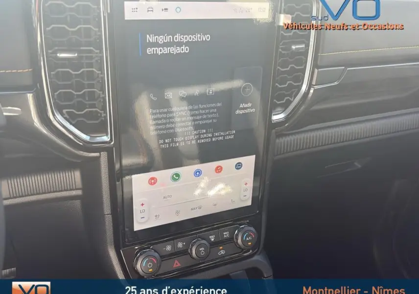 Vue intérieure centrée sur l'écran tactile vertical et la console centrale du Ford Ranger noir 2025 Wildtrak.