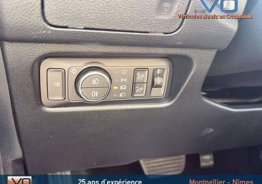 Gros plan sur les commandes d’éclairage et réglages intérieurs du Ford Ranger noir version Wildtrak 2025.