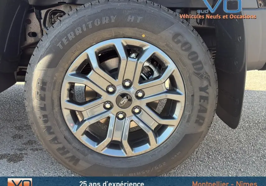 Gros plan sur la roue avant droite du Ford Ranger Wildtrak noir 2025 avec jante alliage 18 pouces et pneu Goodyear Wrangler.