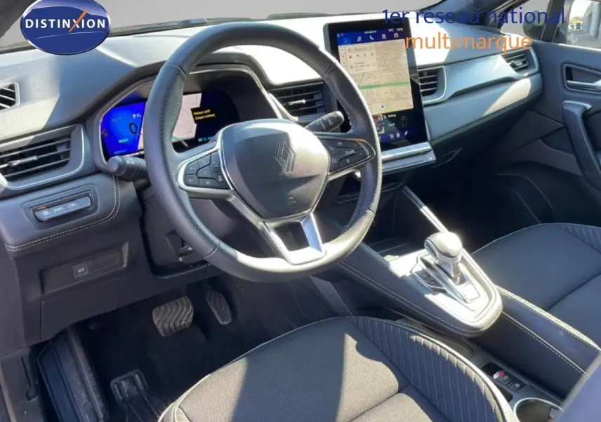 Vue intérieure côté conducteur du tableau de bord et volant de la Renault SYMBIOZ noire avec écran tactile vertical.