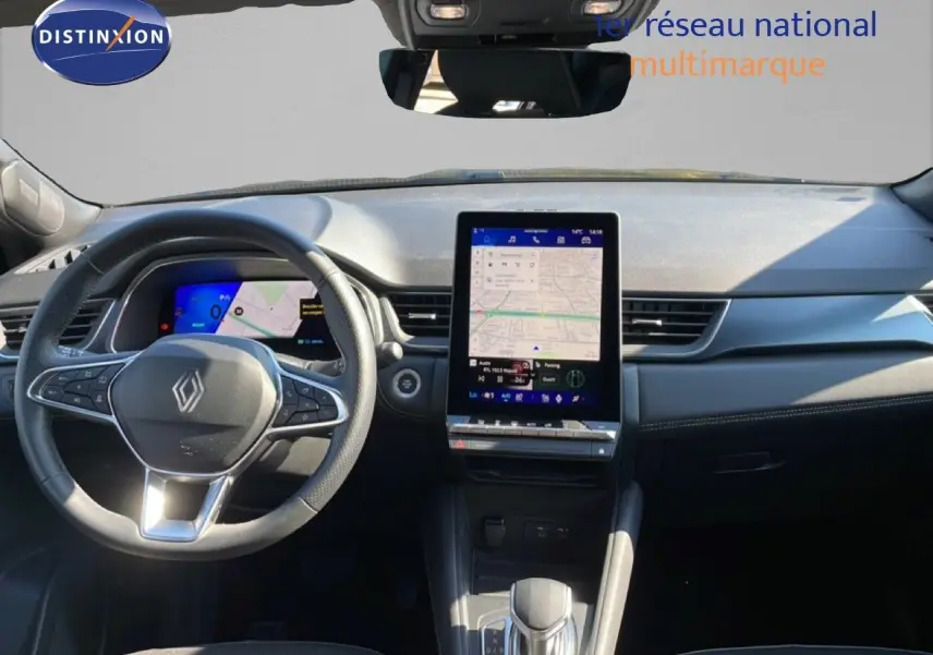 Vue intérieure frontale du tableau de bord noir étoile métal du Renault Symbioz 2025 avec écran tactile vertical et volant multifonction.
