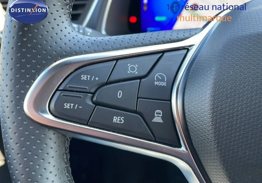 Gros plan sur les commandes de régulateur de vitesse au volant perforé du Renault Symbioz noir étoile métal.