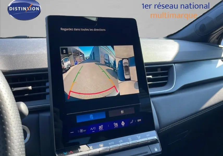 Vue intérieure du tableau de bord de la Renault Symbioz 2025, écran tactile affichant la caméra de recul.