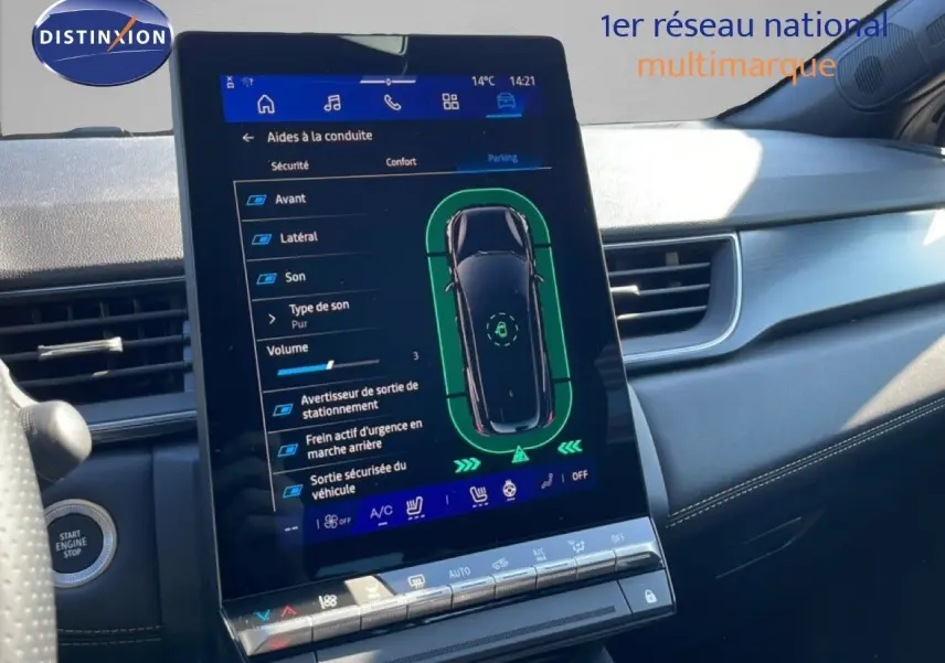 Vue intérieure du tableau de bord de la Renault SYMBIOZ 2025 avec écran tactile affichant l'aide à la conduite.