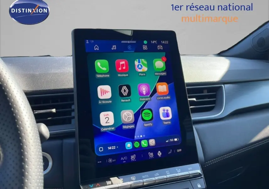 Vue intérieure centrée sur l'écran tactile vertical du tableau de bord du Renault Symbioz noir étoile métal, affichant des applications connectées.