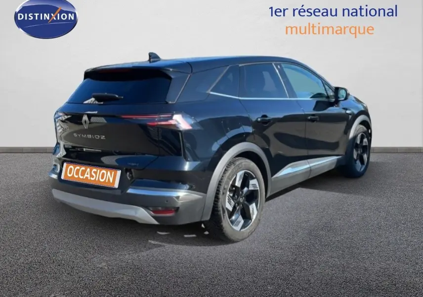Renault Symbioz 2025 noir étoile métal, vue 3/4 arrière droit, SUV hybride avec jantes bicolores et feux LED fins.