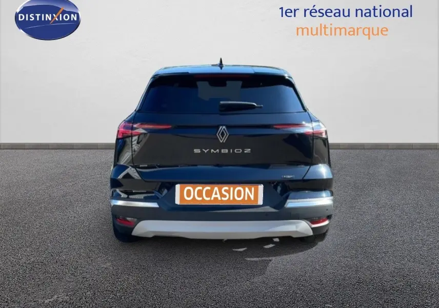 Vue arrière d'une Renault Symbioz noire étoile métal, avec feux arrière fins et logo central distinctif.